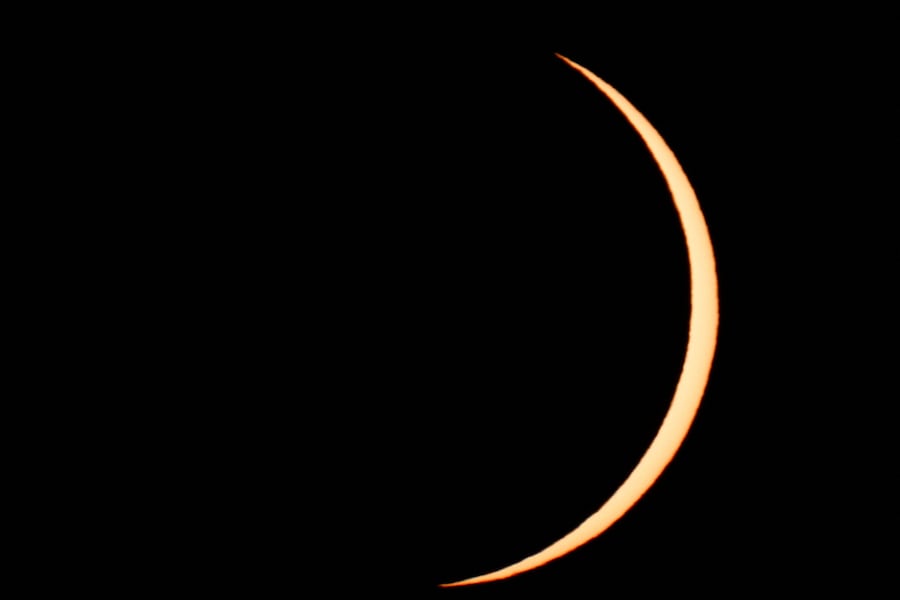 La luna copre parzialmente il sole dopo un'eclissi solare totale, vista da Arija, in Spagna, il 12 agosto 2026. (REUTERS/Borja Suarez)