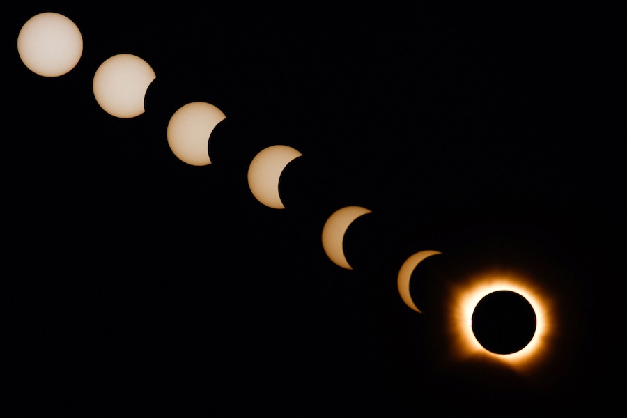 Un'immagine composta da sette fotografie separate, scattate con un'unica fotocamera fissa, mostra le fasi di un'eclissi solare prima, durante e dopo la fase di totalità, così come osservate da Arija, in Spagna, il 12 agosto 2026. (REUTERS/Borja Suarez)