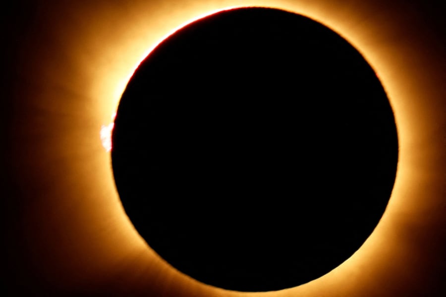 La luna copre completamente il sole durante un'eclissi solare totale, vista da Arija, in Spagna, il 12 agosto 2026. (REUTERS/Borja Suarez)