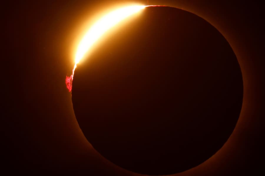 L'effetto "anello di diamante" si verifica quando la Luna transita davanti al Sole durante un'eclissi solare totale, come si vede da Arija, in Spagna, il 12 agosto 2026. (REUTERS/Borja Suarez)