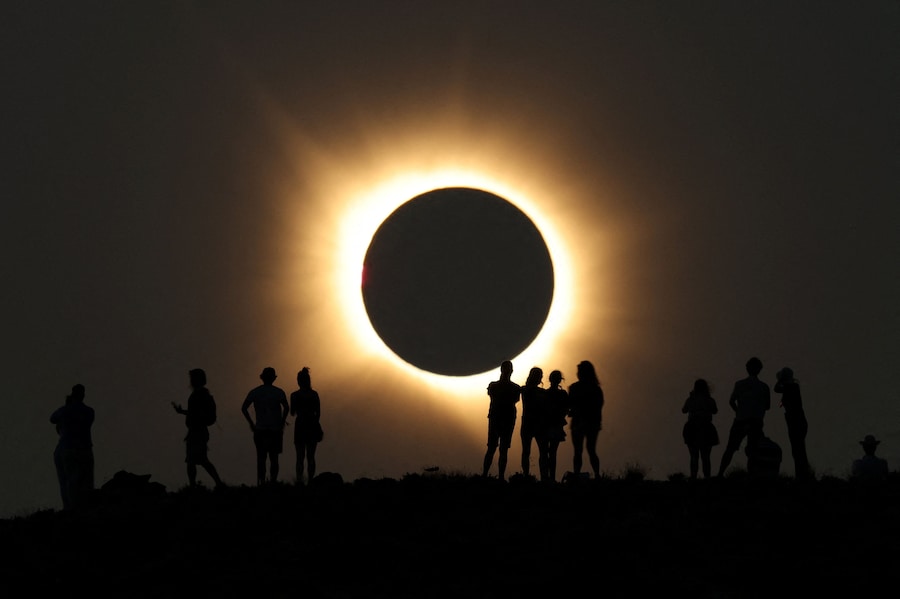 La luna copre completamente il sole durante un'eclissi solare totale, come si vede dall'Osservatorio Astrofisico di Javalambre ad Arcos de las Salinas, vicino a Teruel, in Spagna, il 12 agosto 2026. (REUTERS/Christian Hartmann)