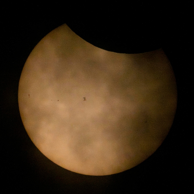 Una foto fornita dalla National Aeronautics and Space Administration (NASA) mostra il Sole durante un’eclissi solare parziale, parzialmente oscurato dalle nuvole; la Stazione Spaziale Internazionale, con un equipaggio di sette persone a bordo, si intravede in silhouette mentre transita a una velocità di circa cinque miglia al secondo, il 12 agosto 2026, nei pressi di Hodgdon, nel Maine. A bordo della Spedizione 75 si trovano: gli astronauti della NASA Jessica Meir, Anil Menon e Jack Hathaway; l’astronauta dell’ESA (Agenzia Spaziale Europea) Sophie Adenot; e i cosmonauti di Roscosmos Pyotr Dubrov, Andrey Fedyaev e Anna Kikina. Un’eclissi solare totale ha interessato alcune zone della Groenlandia, dell’Islanda, della Russia settentrionale, dell’Oceano Atlantico, della Spagna e un piccolo angolo del Portogallo. Un’eclissi parziale è stata visibile in alcune zone degli Stati Uniti, nella maggior parte del Canada, in gran parte dell’Europa e nell’Africa nord-occidentale. (EPA/NASA)