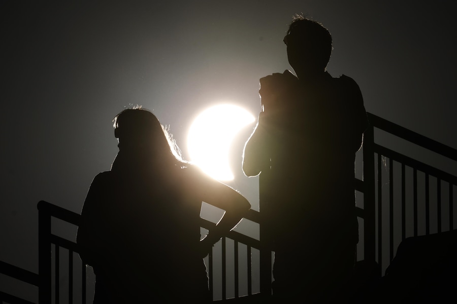 Il pubblico osserva l'eclissi solare durante i Campionati europei di atletica leggera di Birmingham 2026, a Birmingham, in Gran Bretagna, il 12 agosto 2026. (EPA/Tolga Akmen)