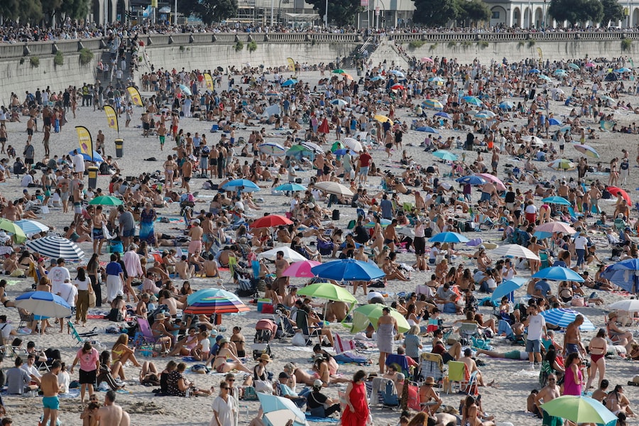 La gente attende l'eclissi solare sulla spiaggia di La Coruña, in Spagna, il 12 agosto 2026. Un'eclissi solare totale attraverserà alcune zone dell'Europa e dell'Atlantico settentrionale; secondo l'Agenzia Spaziale Europea (ESA), la fascia di totalità si estenderà attraverso la Groenlandia, l'Islanda, la Spagna e una piccola porzione del Portogallo nord-orientale, mentre le aree circostanti in tutta Europa assisteranno a un'eclissi solare parziale. (EPA/Lavandeira)