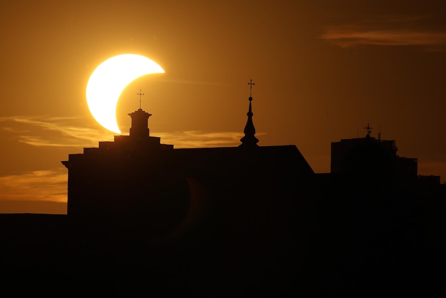 L'eclissi solare parziale a Varsavia, in Polonia, il 12 agosto 2026. Il 12 agosto un'eclissi solare totale attraverserà alcune zone dell'Europa e dell'Atlantico settentrionale; secondo l'Agenzia Spaziale Europea (ESA), la fascia di totalità si estenderà attraverso la Groenlandia, l'Islanda, la Spagna e una piccola porzione del Portogallo nord-orientale, mentre le aree circostanti in tutta Europa saranno interessate da un'eclissi solare parziale. (EPA/Pawe)