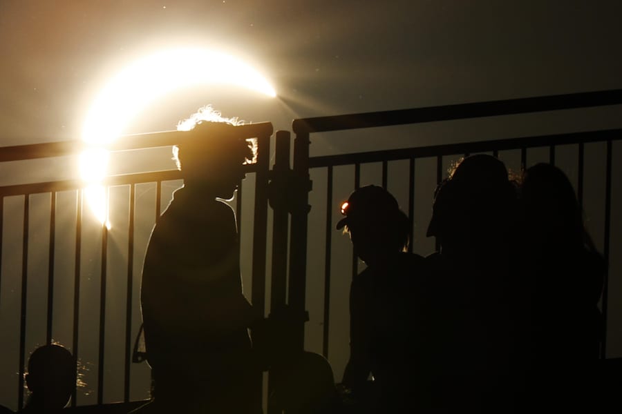Il pubblico osserva l'eclissi solare durante i Campionati europei di atletica leggera di Birmingham 2026, a Birmingham, in Gran Bretagna, il 12 agosto 2026. (EPA/Tolga Akmen)