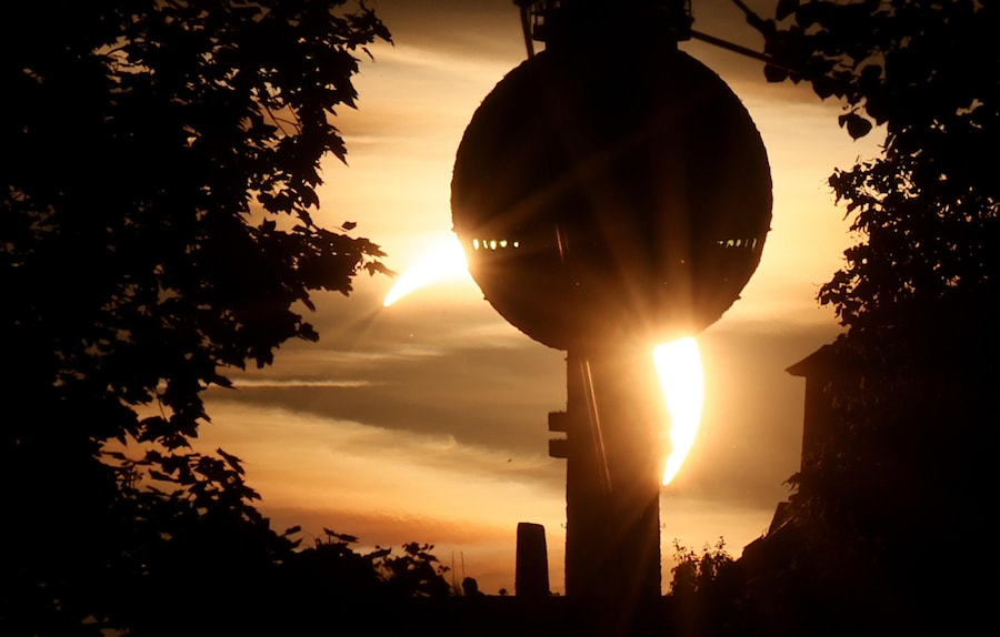 Una parte del Sole oscurata dalla Luna durante un’eclissi solare parziale è visibile dietro la torre della televisione a Berlino, in Germania, il 12 agosto 2026. Il 12 agosto un’eclissi solare totale attraverserà alcune zone dell’Europa e dell’Atlantico settentrionale; secondo l’Agenzia Spaziale Europea (ESA), la fascia di totalità si estenderà attraverso la Groenlandia, l’Islanda, la Spagna e una piccola porzione del Portogallo nord-orientale, mentre le aree circostanti in tutta Europa saranno interessate da un’eclissi solare parziale. (EPA/Hannibal Hanschke)