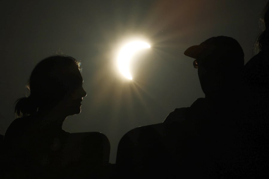 Il pubblico osserva l'eclissi solare durante i Campionati europei di atletica leggera di Birmingham 2026, a Birmingham, in Gran Bretagna, il 12 agosto 2026. (EPA/Tolga Akmen)