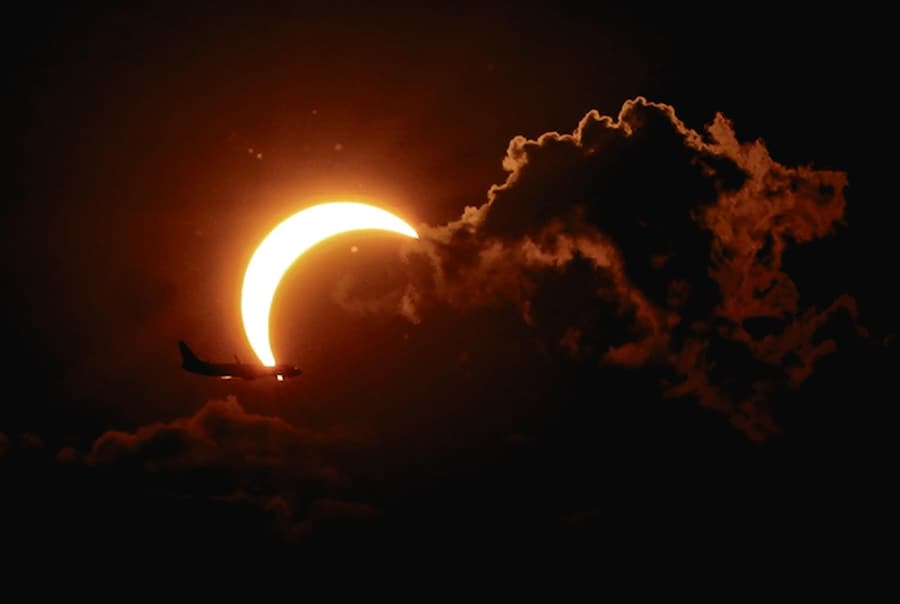 Gli spettatori osservano l'eclissi solare parziale al Colle della Maddalena a Torino, il 12 agosto 2026. Un’eclissi solare totale attraverserà alcune zone dell’Europa e dell’Atlantico settentrionale; secondo l’Agenzia Spaziale Europea (ESA), la fascia di totalità si estenderà attraverso la Groenlandia, l’Islanda, la Spagna e una piccola porzione del Portogallo nord-orientale, mentre le aree circostanti in tutta Europa saranno interessate da un’eclissi solare parziale. (ANSA/Tino Romano)