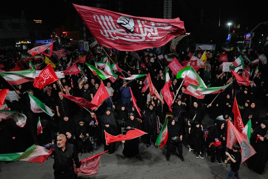 Manifestanti iraniani filo-governativi sventolano bandiere durante un raduno in una piazza di Teheran, in Iran (APN)