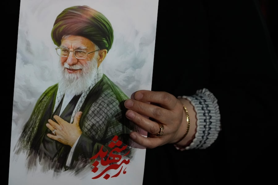 Una donna tiene in mano un manifesto raffigurante il defunto leader supremo iraniano, l’ayatollah Ali Khamenei, ucciso durante l’attacco sferrato da Stati Uniti e Israele il 28 febbraio, in occasione di un raduno filogovernativo tenutosi in una piazza di Teheran, in Iran (APN)