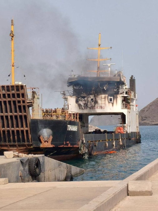 Danni alla nave da carico Tihamah nei pressi di Murad, nello Yemen. Il ministero dei Trasporti dello Yemen ha dichiarato che quattro membri dell'equipaggio sono rimasti uccisi in seguito all'attacco subito dalla nave nello stretto di Bab el-Mandeb (via REUTERS)
