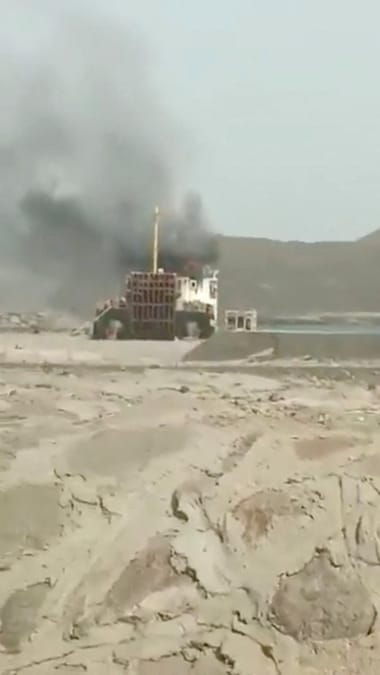 Il fumo si alza dalla nave da carico Tihamah nei pressi di Murad, nello Yemen, in questa immagine tratta da un video diffuso sui social media. Il ministero dei Trasporti yemenita ha dichiarato che quattro membri dell'equipaggio sono rimasti uccisi in seguito all'attacco subito dalla nave nello stretto di Bab el-Mandeb (Social Media via REUTERS)