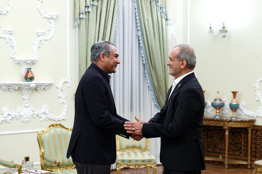 Una foto fornita dalla Presidenza iraniana mostra il presidente iraniano Masoud Pezeshkian (a destra) mentre saluta il ministro dell’Interno pakistano Syed Mohsin Raza Naqvi durante il loro incontro a Teheran, in Iran (EPA)