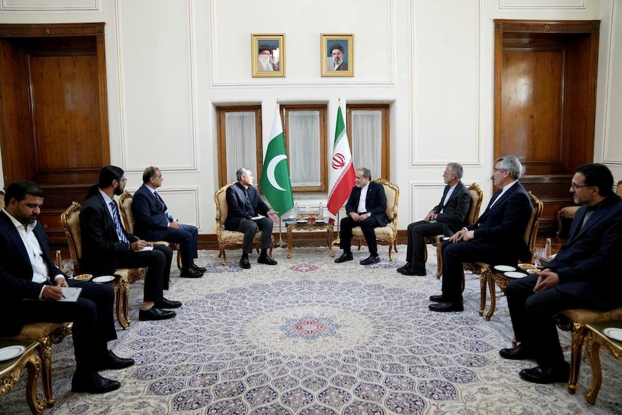 Il ministro degli Esteri iraniano Abbas Araqchi incontra il ministro dell’Interno pakistano Mohsin Naqvi a Teheran, in Iran (via REUTERS)