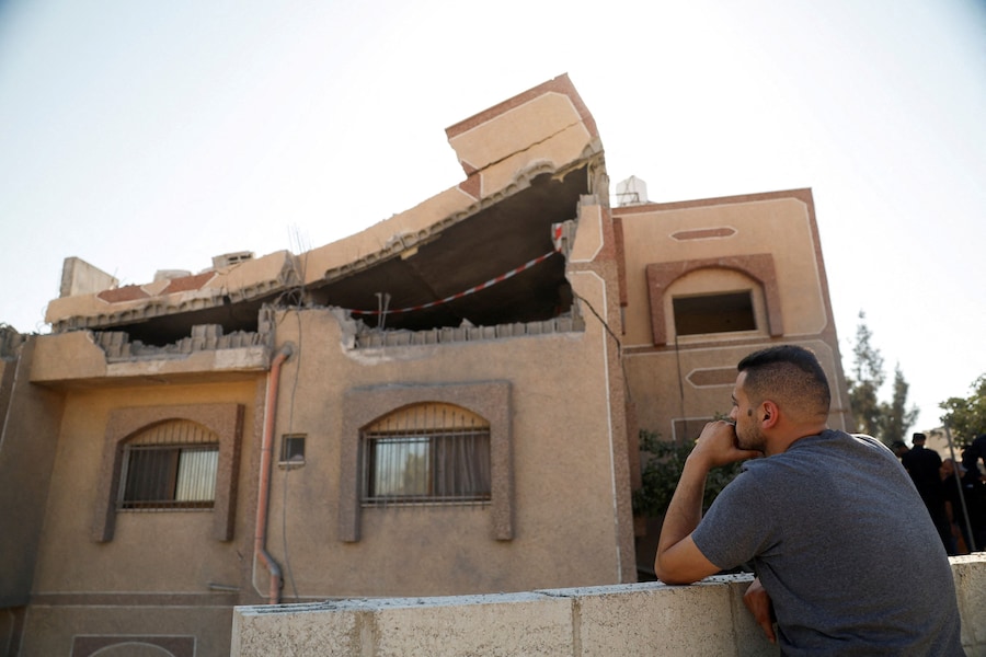 Un uomo osserva la scena il giorno in cui le forze israeliane fanno saltare in aria la casa del palestinese Farouk Ramadan, coinvolto in una sparatoria durante un attacco dei coloni al villaggio di Tal il 24 luglio, a Tal, vicino a Nablus, nella Cisgiordania occupata da Israele (REUTERS)