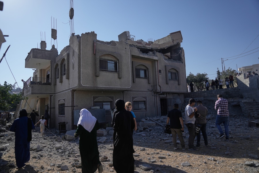 I residenti ispezionano l'appartamento del palestinese Farouq Ramadan dopo che è stato demolito dall'esercito israeliano, nel villaggio di Tell, in Cisgiordania, vicino a Nablus (APN)