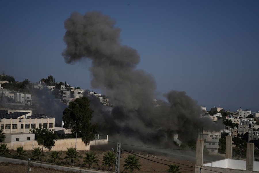 L’esercito israeliano ha demolito l’appartamento del palestinese Farouq Ramadan nel villaggio di Tell, in Cisgiordania, vicino a Nablus (APN)