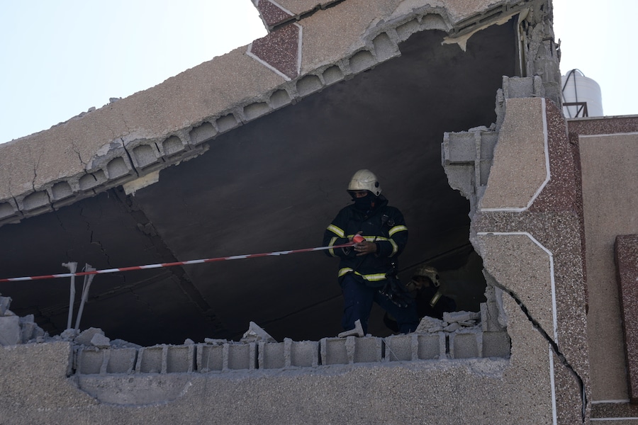 I membri della protezione civile palestinese operano tra le macerie dell’appartamento di Farouq Ramadan dopo che è stato demolito dall’esercito israeliano, nel villaggio di Tell, in Cisgiordania, vicino a Nablus (APN)