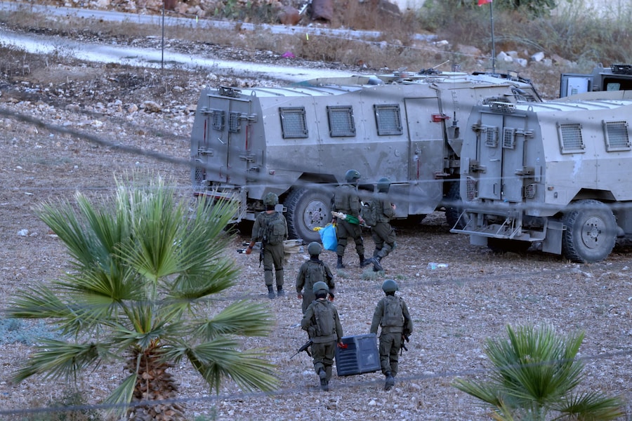 Le truppe israeliane si preparano a far esplodere degli ordigni nell’abitazione del palestinese Farouq Ramadan, ucciso nel villaggio di Tell, vicino alla città di Nablus in Cisgiordania (EPA)