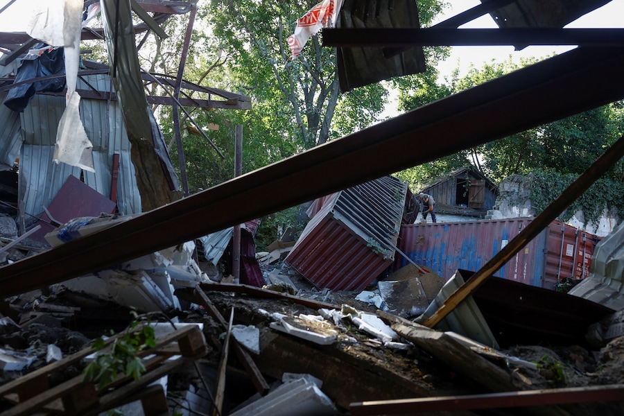 Un dipendente rimuove i detriti nel complesso dell'ospedale pediatrico clinico per le malattie infettive della città, colpito da un attacco missilistico durante la notte a Kiev, Ucraina (REUTERS)