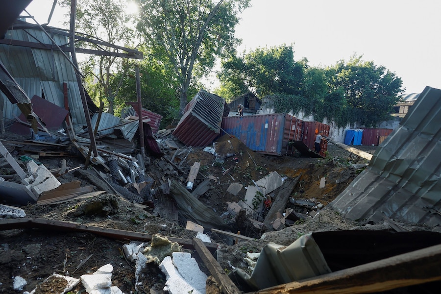 Un dipendente rimuove i detriti nel complesso dell'ospedale pediatrico clinico per le malattie infettive della città, colpito da un attacco missilistico durante la notte a Kiev, Ucraina (REUTERS)