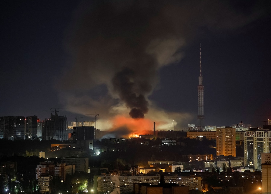 Il fumo si alza sulla città di Kiev durante un attacco missilistico russo (REUTERS)