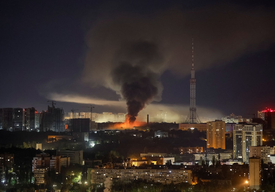 Il fumo si alza sulla città di Kiev durante un attacco missilistico russo (REUTERS)