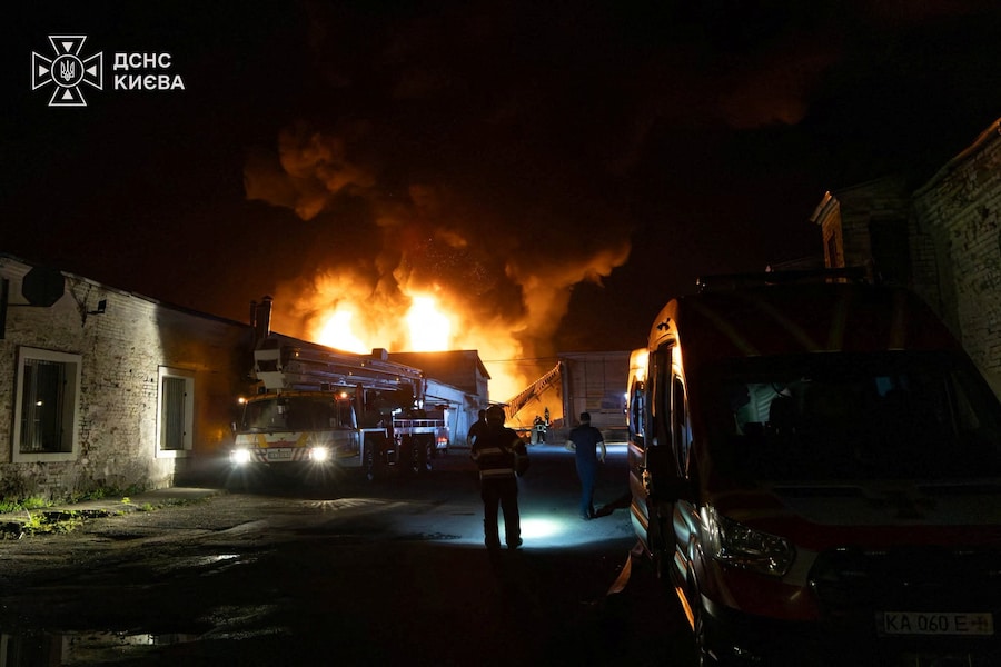 I vigili del fuoco intervengono presso un complesso di magazzini colpito da un attacco missilistico avvenuto durante la notte a Kiev, Ucraina (via REUTERS)