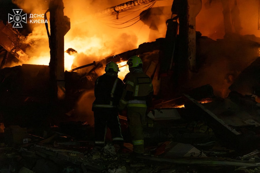 I vigili del fuoco intervengono presso un complesso di magazzini colpito da un attacco missilistico avvenuto durante la notte a Kiev, Ucraina (via REUTERS)