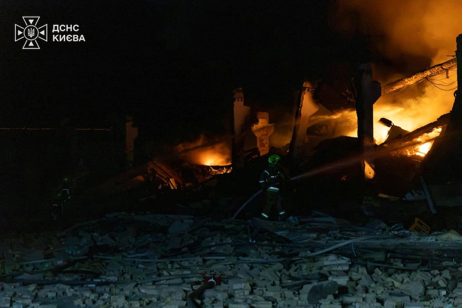 Un pompiere è al lavoro nel complesso di un magazzino colpito da un attacco missilistico avvenuto durante la notte a Kiev, Ucraina (via REUTERS)