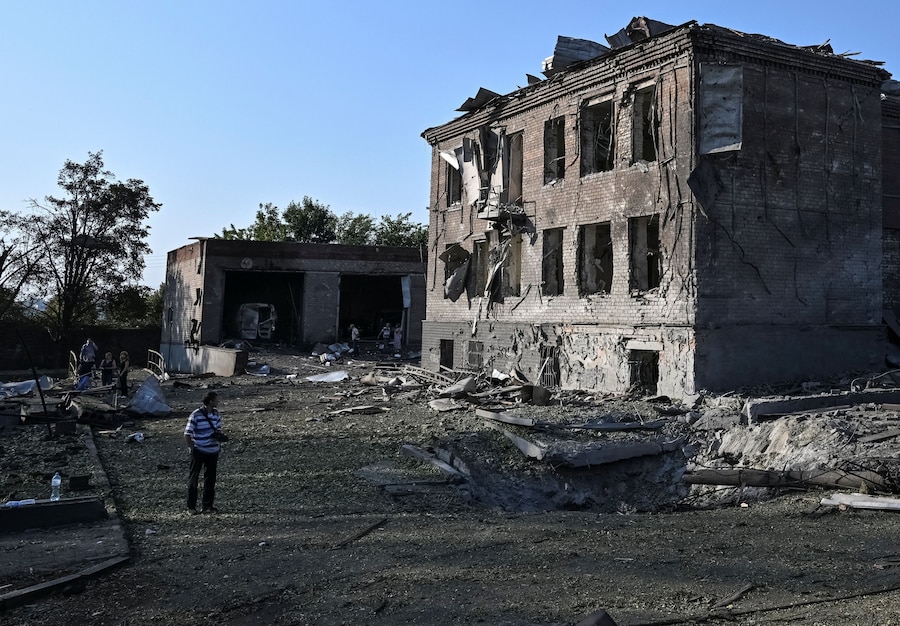 Un abitante si trova sul luogo di un attacco missilistico e aereo russo a Zaporizhzhia, Ucraina (REUTERS)