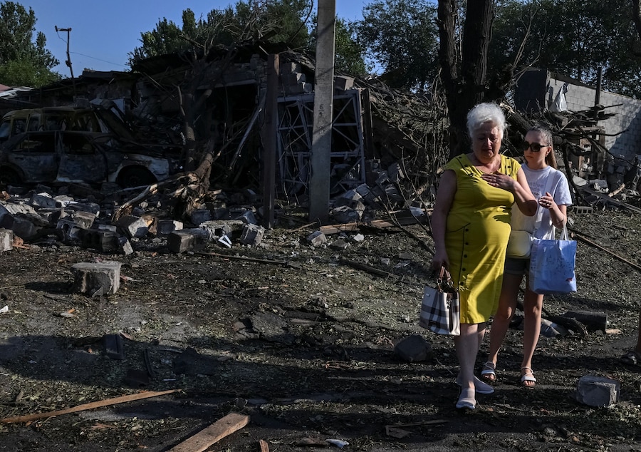 Alcuni residenti si trovano sul luogo di un attacco missilistico e aereo russo a Zaporizhzhia, Ucraina (REUTERS)