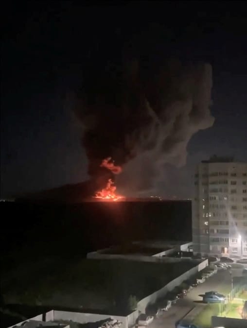Il fumo si alza da un magazzino della Wildberries mentre un incendio divampa nella struttura, dopo che alcuni detriti caduti ne hanno causato lo scoppio, secondo quanto riferito da Alexander Gusev, governatore regionale, e dalla società, nella regione di Voronezh, in Russia (via REUTERS)