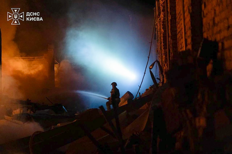Una foto fornita dal Servizio di Emergenza dello Stato mostra i soccorritori ucraini al lavoro sul luogo di un attacco con missili balistici russi contro una zona residenziale di Kiev, in Ucraina (EPA)