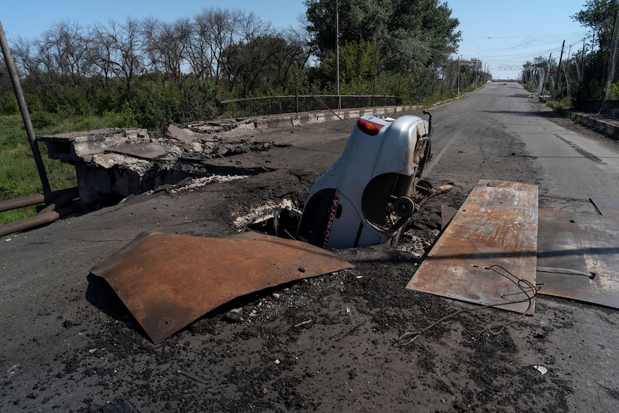 Un'ambulanza è rimasta bloccata in un cratere provocato da un attacco militare contro un ponte nella città di Druzhkivka nella regione di Donetsk, Ucraina (via REUTERS)