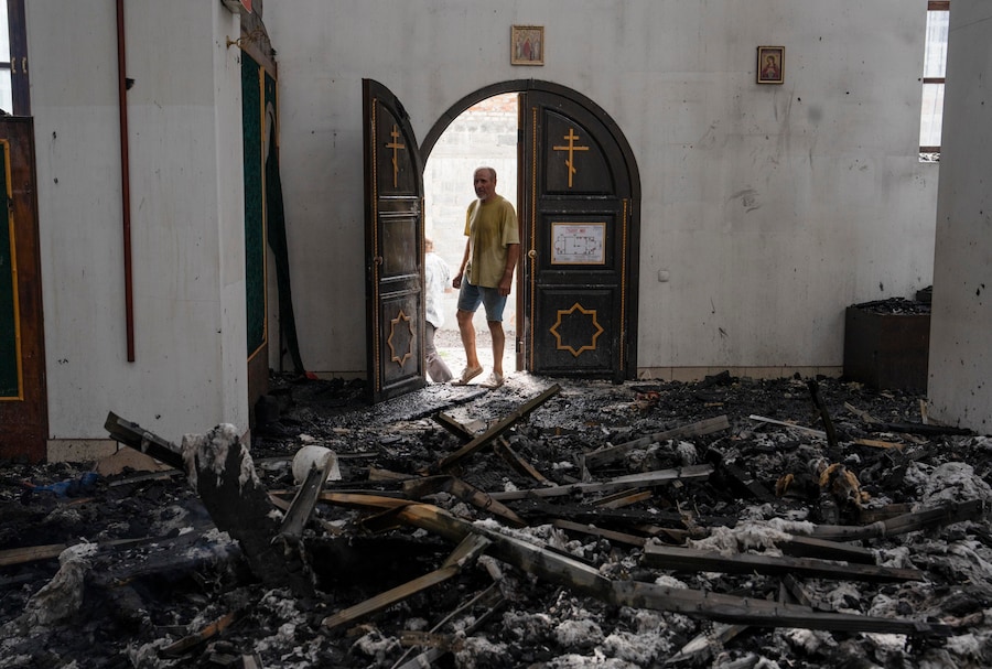 Una foto fornita dall’ufficio stampa della 93ª Brigata Meccanizzata Distaccata delle Forze Armate ucraine mostra l’interno bruciato della Cattedrale di Alexander Nevsky, danneggiata dai bombardamenti russi, alla periferia di Kramatorsk, nella regione di Donetsk, in Ucraina (EPA)