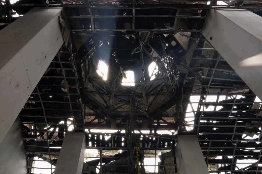 Una foto fornita dall’ufficio stampa della 93ª Brigata Meccanizzata Distaccata delle Forze Armate ucraine mostra l’interno bruciato della Cattedrale di Alexander Nevsky, danneggiata dai bombardamenti russi, alla periferia di Kramatorsk, nella regione di Donetsk, in Ucraina (EPA)