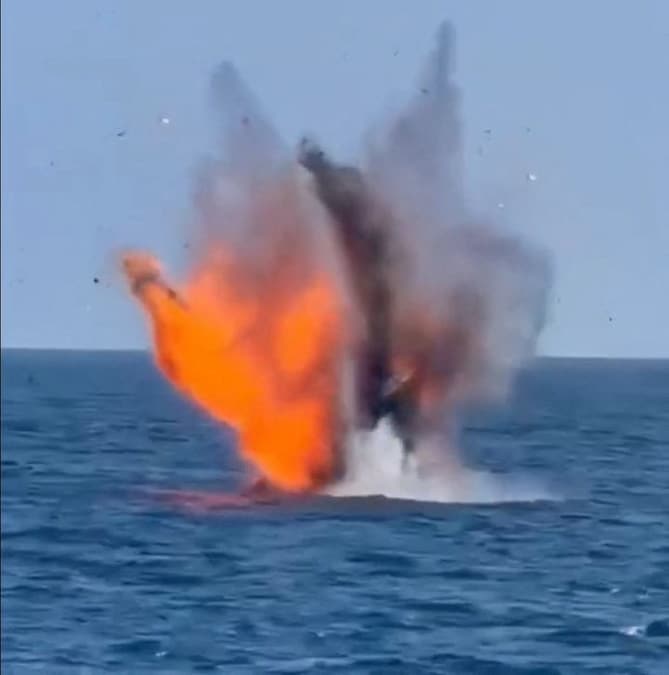 L’esplosione di quello che, secondo il Ministro della Difesa rumeno Radu Miruta, era uno dei due droni di tipo Gerbera alla deriva nella zona economica esclusiva della Romania nel Mar Nero, vicino al progetto di estrazione di gas offshore Neptun Deep (via REUTERS)
