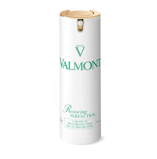 PROTEZIONE LUMINOSA Barriera extra strong per viso, collo e décolleté: Restoring Perfection Spf 50 di Valmont (30 ml, 239 €) somma la capacità del triplo dna, molecola antiage che trattiene 10mila volte il suo peso in acqua e stimola le funzioni cellulari, all’Rna liposomiale, che promuove i processi di riparazione. In più, il complesso di silicio D² protegge il collagene dalla glicazione provocata dai raggi Uv e un derivato della carnosina accorcia i tempi di riparazione cellulare. Plus: i suoi pigmenti riflettenti donano un aspetto radioso.