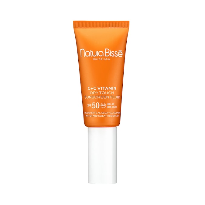 CONTRO IL PHOTOAGING Una consistenza peso piuma, capace di grande prevenzione verso i danni del photoaging: C+C Vitamin Spf 50 Dry Touch Sunscreen Fluid di Natura Bissé (30 ml, 82 €), sfrutta la combinazione di sostanze antiossidanti, antiage e idratanti come vitamine, estratto di artemisia e carnosina e dell’azione lenitiva del bisabololo per un massimo comfort. Inoltre, rispetta la vita marina: è formulato per ottenere una biodegradabilità ottimale e minimizzare l’impatto ambientale.