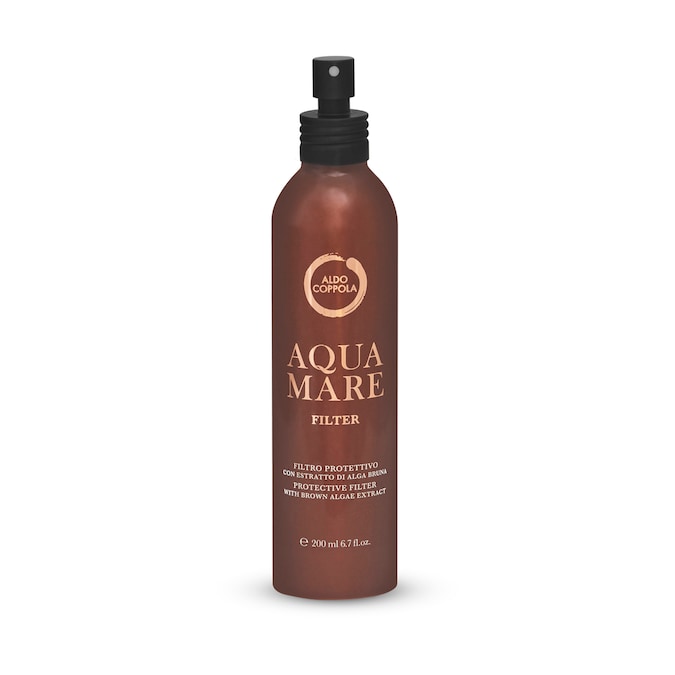 CON L’ALGA BRUNA Una difesa totale verso raggi solari, cloro, salsedine, vento e inquinamento. Vaporizzato sui capelli asciutti o bagnati, prima o dopo l’attività outdoor, Aquamare Filtro Protettivo Solare di Aldo Coppola (200 ml, 35 €) crea un film invisibile che non appesantisce e conferisce corpo e lucentezza. Merito dell’estratto di alga bruna, nota per l’alta concentrazione di minerali, oligoelementi e vitamine, che mantiene il giusto livello di idratazione e preserva l’intensità del colore.