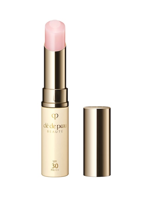 BARRIERA SMART Un balsamo labbra idratante che difende dai raggi solari dannosi (Uv, luce blu e infrarossi), ma permette a quelli buoni di penetrare, rinforzando le naturali barriere della pelle. UV Protective Lip Treatment con Spf 30 di Clé de Peau Beauté (4 g, 70,50 €), con Red Light Absorbing Powder, ha un’elevata concentrazione di attivi di trattamento e la presenza di Moisture-Melt Technology. Leviga, riduce le screpolature, minimizza l’evidenza di microrughe ed è anche un’ottima base prima del rossetto.