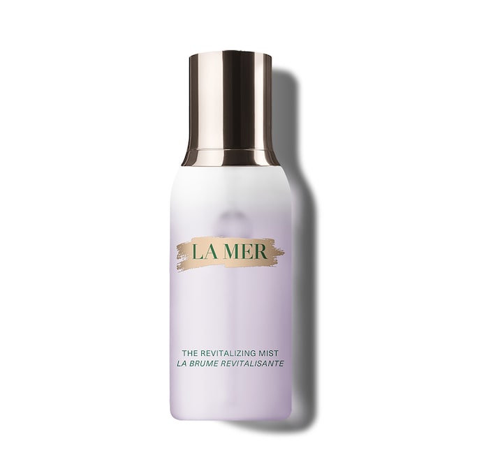 FRESCHEZZA IDRATANTE Non contiene filtro solare, ma è il jolly idratante e lenitivo per il viso e per il corpo da portare sempre con sé nella borsa e vaporizzare in tutti i momenti di pausa lontano dal sole. The Revitalizing Mist di La Mer (100 ml, 110 €) deve la sua efficacia al Miracle Broth, elisir rigenerante a base di alghe marine, vitamine e minerali. Un piccolo magnete contenuto all’interno del flacone mantiene gli attivi carichi ed energizzati, assicurandone la migliore efficacia a ogni utilizzo. Perfetto anche come risposta alla secchezza da aria condizionata e da spruzzare senza problemi sopra al make-up.