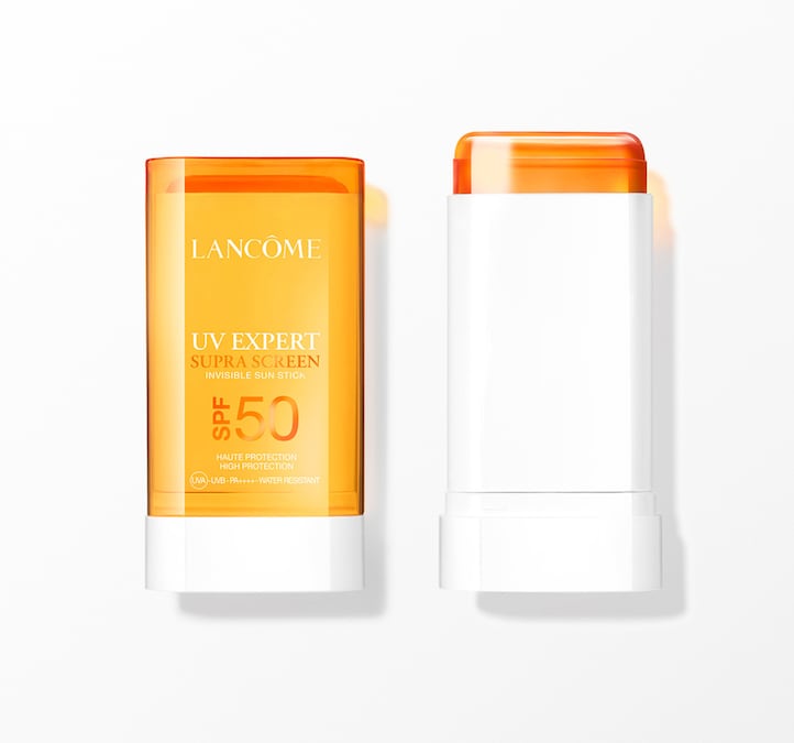 POCKET SIZE Minimo ingombro, massima versatilità: UV Expert Supra Screen Invisible Sun Stick Spf 50 di Lancôme (18 g, 39 €) è indicato per tutti i tipi di pelle, sia su tutto il viso sia per un’applicazione mirata sulle zone più esposte, come collo e orecchie. Texture fresca e scorrevole, resiste all’acqua e agli sfregamenti. La formula, oltre a schermare da raggi Uv e inquinamento, contiene un complesso skincare di qualità pari a quello di un siero, che previene e al tempo stesso corregge i segni del fotoinvecchiamento.