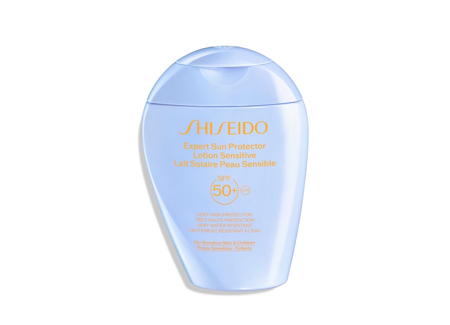 PELLI DELICATE Caratterizzate da una barriera cutanea più fragile, reagiscono in modo intenso al sole, con rossori e irritazioni. Oltre a una protezione molto elevata verso Uva e Uvb, Expert Sun Protector Lotion Sensitive Spf 50+ di Shiseido (150 ml, 45 €) contiene ingredienti anti-inquinamento per ridurre il rischio di danni ossidativi e sostanze addolcenti e idratanti contro la secchezza. Formula universale viso e corpo, è particolarmente indicata per le attività all’aperto e in acqua.