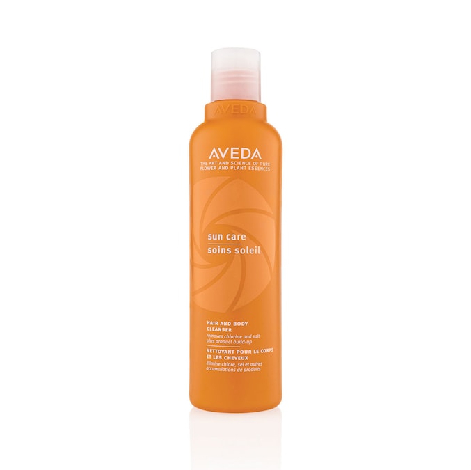 TESTA E CORPO Detergente e shampoo per la doccia dopo il mare, rimuove residui di protezione solare e tracce di salsedine e cloro che rendono la pelle secca e alterano il colore dei capelli. Molto delicato, può essere usato tutti i giorni. Tra gli attivi presenti in Sun Care Hair and Body Cleanser di Aveda (250 ml, 33 €), oltre a un derivato dal mais e all’olio di babassu, anche tè verde, vitamina E, oli vegetali di tamanu, cocco e girasole certificati bio, ad azione disciplinante e idratante.