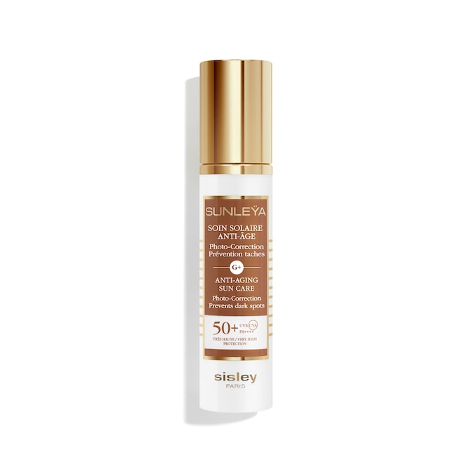 ANTIMACCHIA Innovazione d’eccellenza per prevenire la formazione di macchie e contrastare gli effetti dannosi della glicazione sul viso: Sunleÿa Soin Solaire Anti-Âge Spf 50+ di Sisley Paris (50 ml, 251 €) introduce il complesso G+ composto da estratto di alga rossa, soluzione di biosaccaridi e adenosina. Questo mix, insieme alla vitamina B3 che controlla la progressione della melanina, migliora elasticità e idratazione, riducendo le rughe e favorendo un’abbronzatura uniforme. Resiste a sudore, caldo e acqua senza irritare gli occhi.