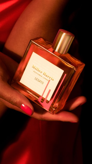 Legato di Miller Harris è una vaniglia gourmand intensa e sensuale, ispirata alle atmosfere magnetiche delle notti londinesi. Al centro una vaniglia Bourbon calda e avvolgente, resa ancora più seducente da un accordo di ciliegia, prugna e rum che dona alla fragranza un carattere vellutato e profondamente contemporaneo. Sandalo, benzoino e muschi sensuali costruiscono invece una scia cremosa, ambrata e persistente.