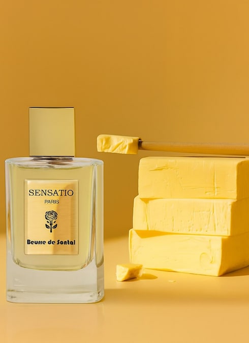 Beurre de Santal di Sensatio Paris nasce dall’incontro tra haute cuisine francese e profumeria artistica, trasformando la cremosità del tipico burro francese in un’esperienza olfattiva gourmand, sensuale e sofisticata. La vaniglia Bourbon si fonde con latte caldo e ambretta, mentre nel cuore emergono sandalo del Nepal, burro di cacao, pera e ciclamino, creando una texture vellutata e quasi “tattilе”. Sul fondo, muschi solari, ambroxan e zucchero lasciano una scia luminosa e cremosa.
